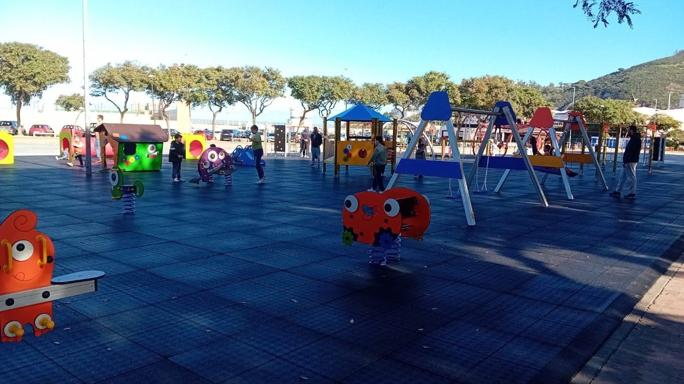 Las zonas de sombra en los parques infantiles y los refugios climáticos en los patios escolares, a interpelación por el MDyC 